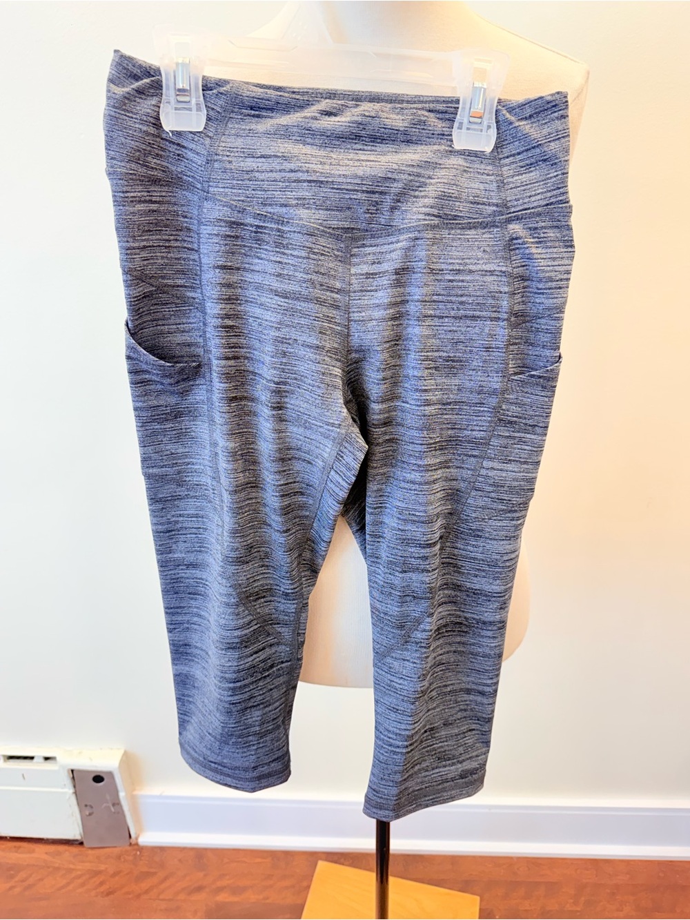 Woman’s Joe fresh gray white Capri Leggings - size small